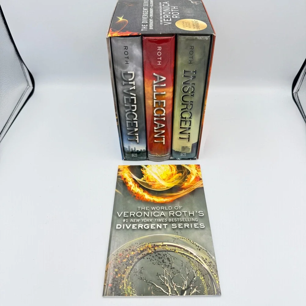 Divergent Series Hardcover Box Set Veronica Roth 3 Books plus Bonus Booklet